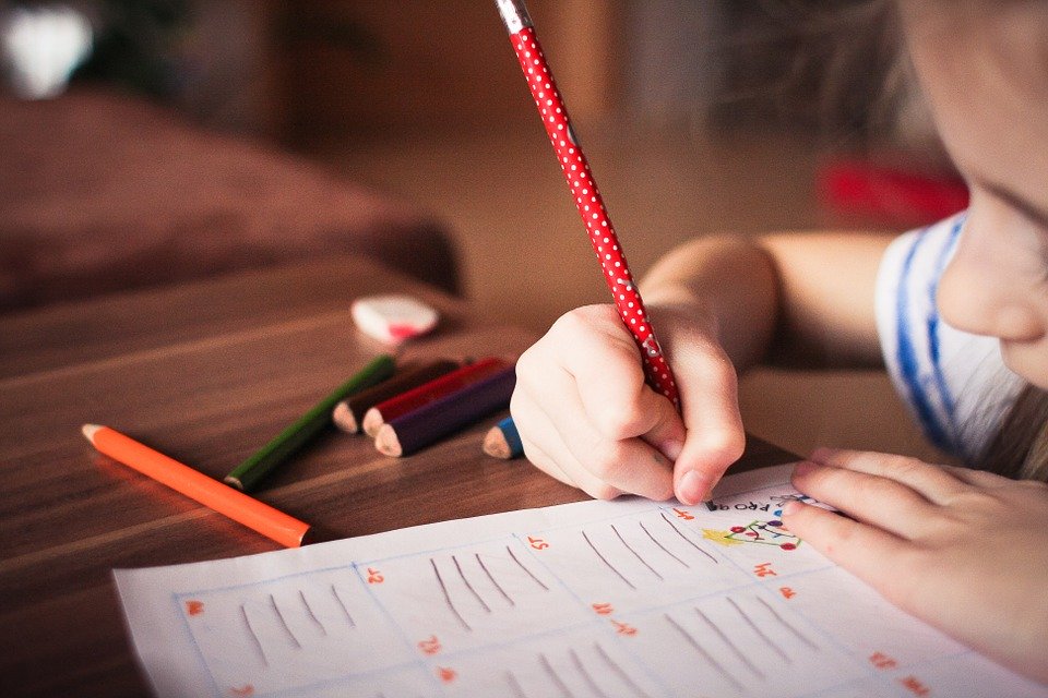 dziecko pisze w szkole