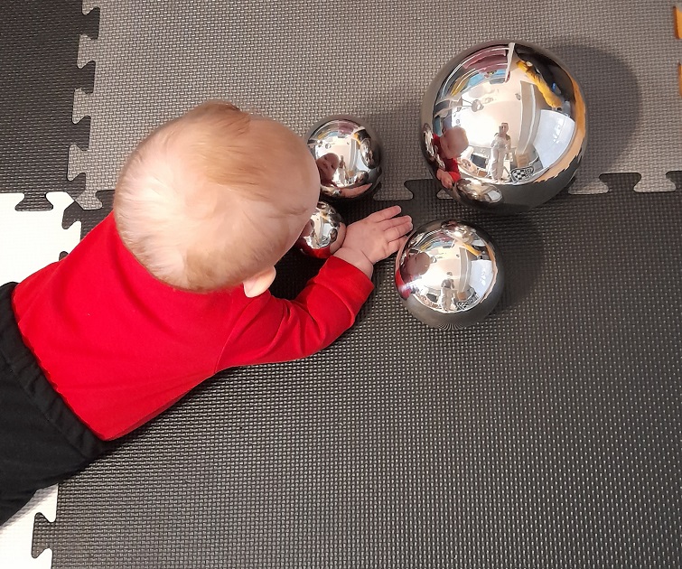 Zabawya z lustrem - sensoryczne lustrzane sfery kule
